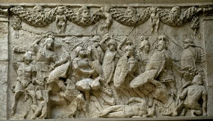Römische Kunst: Szene einer Schlacht zwischen Römern und Galliern. Reproduktion eines Flachreliefs aus dem Mausoleum von Glanum, einem gallorömischen Grabdenkmal, das zwischen 30 und 20 v. Chr. zu Ehren der Familie Julius errichtet wurde. Rom, Museo della 