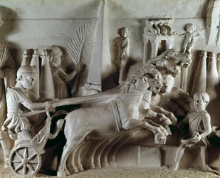 Römische Kunst: Skulptiertes Relief, das ein Quadriga darstellt, ein von vier Pferden gezogener Wagen. Museum der Römischen Altertümer, Rom