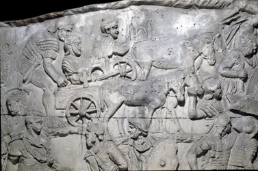 Römische Kunst: „die römische Armee im Einsatz“ Abguss von 1862, der die Basreliefs der Trajanssäule (Colonna Traiana) in Rom reproduziert, die während der Herrschaft von Kaiser Trajan (53-117) erbaut wurde. Die Trajanssäule erinnert an die siegreichen Kam