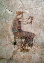 Römische Kunst: Sitzende Frau, die Parfüm in eine Vase gießt. Wandmalerei, 25 n. Chr., aus der Villa della Farnesina, Rom, Palazzo Massimo alle Terme, Museo Nazionale Romano