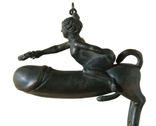 Sasamon-Phallus. 1. Jh. Tier mit Brust, Beinen und Schwanz in Form einer Eichel, geritten von einer Frau mit Lorbeerkranz. Amulett gegen den bösen Blick. Römische Kunst. Frühe Kaiserzeit. Spanien. Katalonien. Barcelona. Barcelona. Archäologisches Museum
