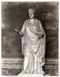 Statue einer Vestalin oder Priesterin des Romulus (Marmor)