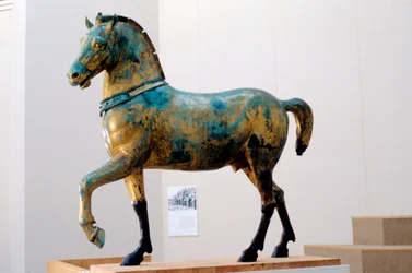 Statue eines der vier Triumphquadriga-Pferde von San Marco (Bronze)