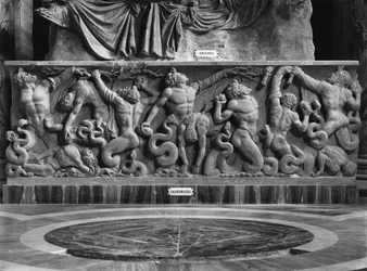 Die Giganten, Detail eines Reliefs, das Ariane und eine Gigantomachie darstellt (Marmor)