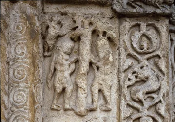Adam und Eva. Detail der Fassade der Basilika, frühes 12. Jahrhundert (Relief)