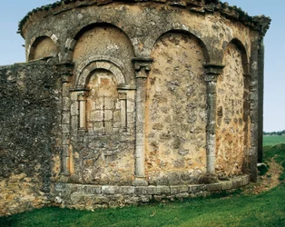 Apsis von außen gesehen, Kirche St. Michael (Parroquia católica de san Miguel Arcángel) in Valdenebro, Soria, Kastilien und León, Spanien, spätes 12. - frühes 13. Jahrhundert (Foto)