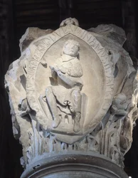 Kapital des Chors, das den ersten Ton des gregorianischen Gesangs darstellt (Skulptur)