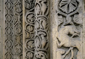 Dekorative Details der Fassade der Basilika, Anfang des 12. Jahrhunderts