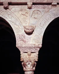 Detail des Lammes Gottes und Symbol des Evangelisten Lukas, geschnitzt auf der Tribüne des Priorats