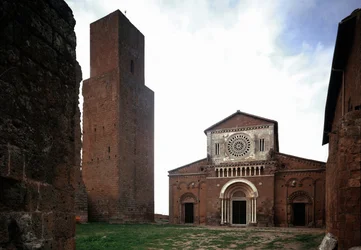 Fassade und Glockenturm der Kirche St. Peter (San Pietro), erbaut um 1250 und restauriert 1870, Tuscania, Italien
