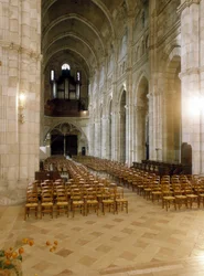 Innenraum der Kathedrale Saint-Lazare d