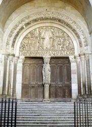 Portal der Kathedrale Saint-Lazare (das skulptierte Tympanon stellt das Jüngste Gericht dar). Autun