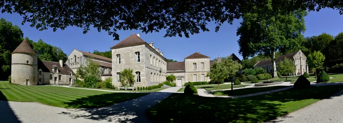 Romanische Architektur: Panoramablick auf die Zisterzienserabtei von Fontenay, Burgund