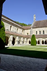 Romanische Architektur: Blick auf den Kreuzgang und die Gebäude der Zisterzienserabtei von Fontenay, Burgund