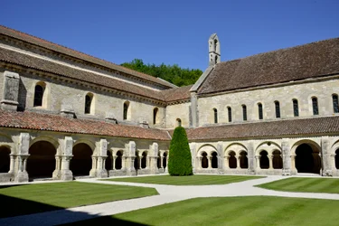 Romanische Architektur: Blick auf den Kreuzgang und die Gebäude der Zisterzienserabtei von Fontenay, Burgund