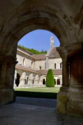 Romanische Architektur: Ansicht des Kreuzgangs und der Gebäude der Zisterzienserabtei von Fontenay, Burgund