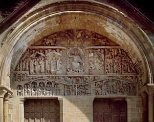 Romanische Kunst: Tympanon, das das Jüngste Gericht darstellt, rechts von Christus das Paradies, links das Chaos der Hölle. Skulptur (1130-1140) der Abteikirche Sainte-Foy in Conques (Aveyron), Frankreich