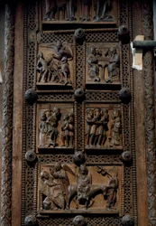 Romanische Kunst: Holztür aus der Mitte des 12. Jahrhunderts der Kirche St. Maria im Kapitol in Köln, Deutschland (Sankt Maria im Kapitol, Köln). Szenen, die die Verkündigung an die Hirten, die Geburt, die Anbetung der Weisen und die Flucht nach Ägypten da