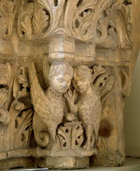 Dekor mit Sirenen und Vögeln nach dem Modell der Kirche Saint Loup de Naud