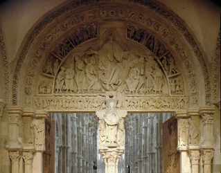 Ansicht des zentralen Tympanons, das die Mission der Apostel darstellt. Basilika Santa Maria Magdalena (Sainte Marie Madeleine, 1096-1106), Vezelay, Yonne