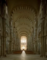 Ansicht des Mittelschiffs der Basilika Santa Maria Magdalena (1096-1106), Vezelay, Yonne