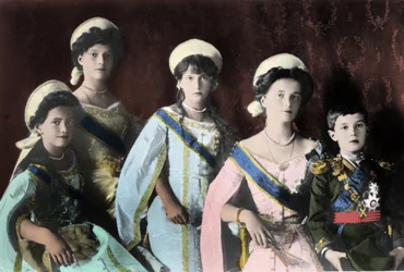 Porträt der Kinder des russischen Zaren Nikolaus II. (1868-1918)