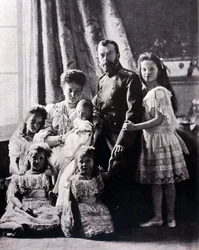 Die Familie von Zar Nikolaus II. (1868 - 1918). Von links nach rechts: Großfürstin Tatiana geboren am 11. Juni 1897; Großfürstin Maria geboren am 27. Juni 1899; Großfürstin Alexis geboren am 12. August 1904; Kaiserin Alexandra Fjodorowna; Zar Nikolaus II.;