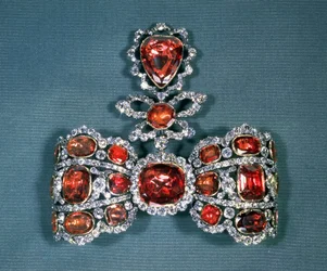 Schleifenbrosche mit Brillantschliff-Diamanten und Spinellen, von Pfisterer, 1764 (Gold, Silber, Diamanten und Spinelle)