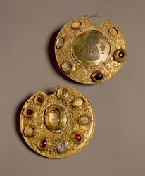 Kolt-Medaillon, Rjasan (Gold mit Perlen, Emaille und Edelsteinen)