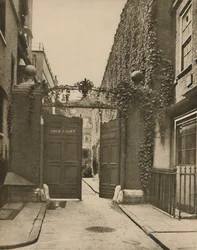 Eingang zum ruhigen Amen Court in Warwick Lane, ca. 1935