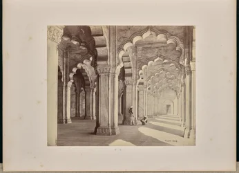 Agra; Innenansicht der Moti Masjid mit den sarazenischen Bögen und Säulen aus Marmor