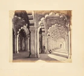 Agra; Inneres der Moti-Moschee mit den sarazenischen Marmorbögen und -säulen