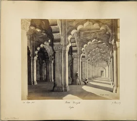 Agra; Inneres der Motee Musjid mit den sarazenischen Bögen und Säulen aus Marmor