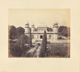 Agra; Das Mausoleum von Prinz Etmad-Dowlah, vom Tor aus