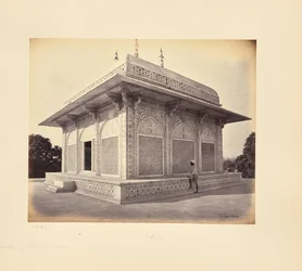 Agra; das Mausoleum des Prinzen Etmad-Dowlah, die Marmorkuppel