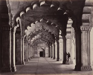 Agra. Die Motee Hasjid in der Perlenmoschee. Ansicht des gesamten Seitenschiffs