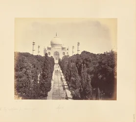 Agra: Das Taj Mahal und der Garten, vom Eingangstor aus gesehen