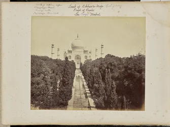 Agra: der Taj und der Garten vom Eingangstor aus