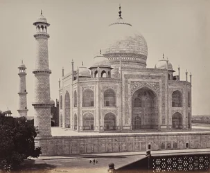 Agra. Blick auf das Taj Mahal von einer Ecke des Innenhofs