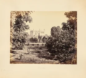 Cawnpore; der Gedenkbrunnen, von Süden durch Bäume gesehen