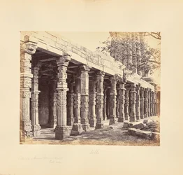 Delhi; Kolonnade der Hindoo-Säulen am Kutub Minar, Ostseite