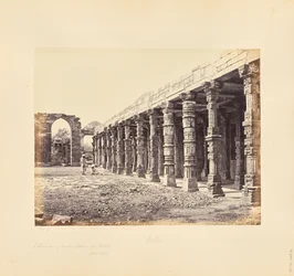 Delhi; Kolonnade aus hinduistischen Säulen am Qutb Minar, Nordseite
