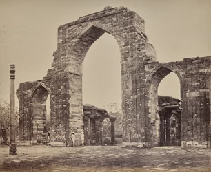 Delhi. Großer Torbogen und Eiserne Säule nahe dem Qutb Minar, Ruine von Alt-Delhi