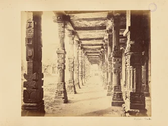 Delhi; der Qutb Minar, Innenansicht der nördlichen Kolonnade