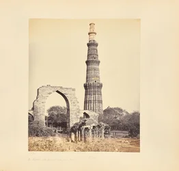Delhi; Der Kutub Minar, mit dem großen Bogen, von Westen