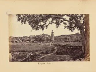 Fatehpur Sikri; Gesamtansicht der Ruinen (Westseite), vom Fuß des Hügels aus