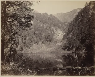 Kleiner See in den Bergen