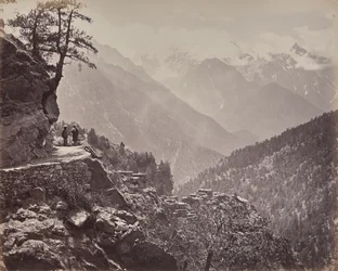 Der obere Himalaya. Blick auf die neue Straße zwischen Indien und China. Der Berg Pangi mit den schneebedeckten Gipfeln Chinas in der Ferne