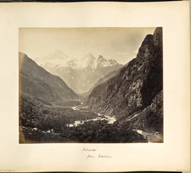 Bewaldetes Tal von Fulaldaru aus, mit den Srikanta-Gipfeln in der Ferne