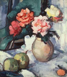 Gemischte Rosen in einer braunen Vase mit einer Tasse, Untertasse und Äpfeln